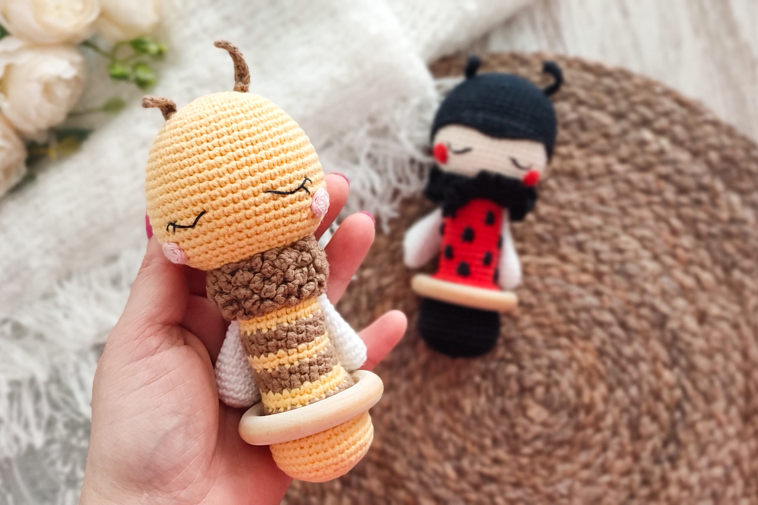 Sonajero de abeja tejido a crochet