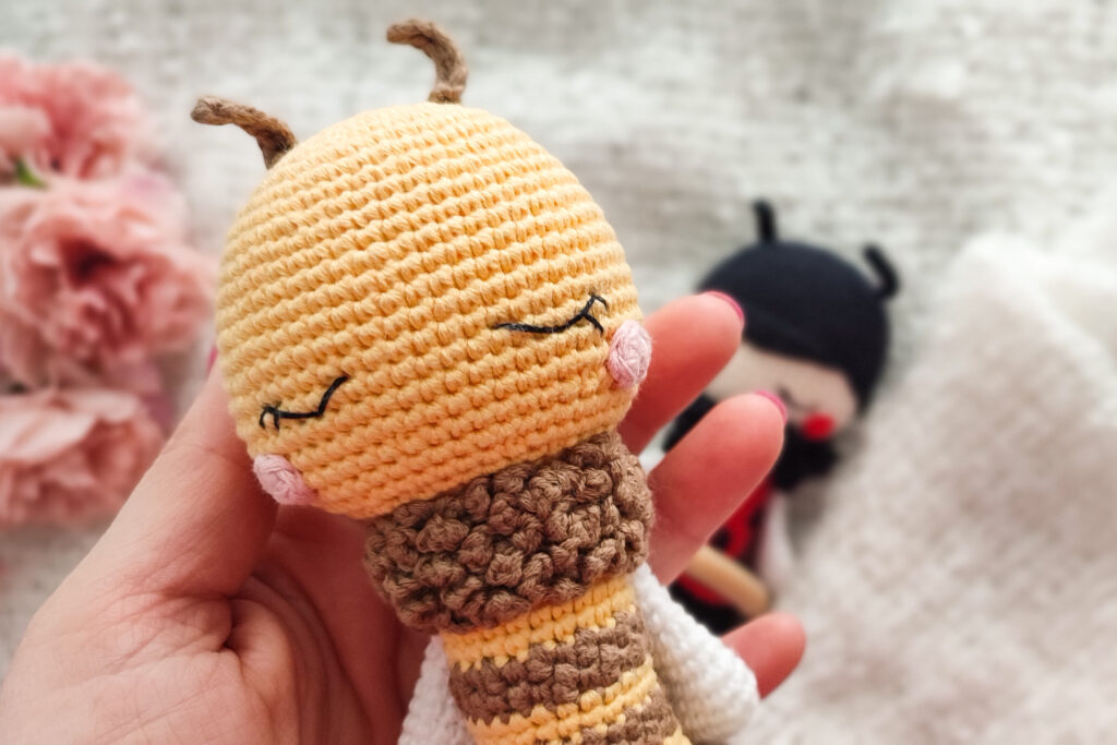 Sonajero de abeja tejido a crochet
